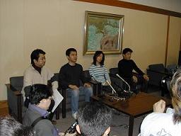 記者会見-成田空港にて