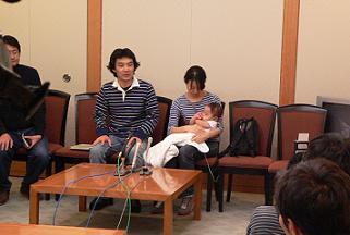 記者会見-成田空港にて